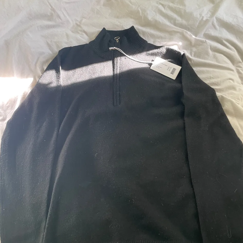 Tjena mors, säljer denna stickade half zip ifrån märket A Days March. Tröjan är aldrig använd och är alltså i nyskick. Jag säljer denna tröja för ett väldigt bra pris, 249kr. Skriv vid frågor eller funderingar!☺️. Neuletakit & Villapaidat.