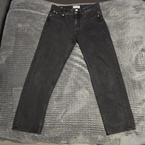 Calvin Klein 90s Loose jeans - Calvin klein 90s Loose jeans som har använts fåtal gånger. Skicket är 9/10 och har skada på backsidan på Ck märket som syns i bild nr 3. Dessa har storleken W31 och passar perfa på mig (178) vid både midja och längd. Ord.pris är 1500kr
