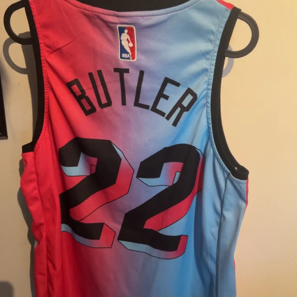 Jag säljer nu ett Miami Heat basketlinne, med Jimmy Butler på. Använd en gång och det är inga effekter på den, storlek M, skriv för intresse och funderingar😁. Sportswear.