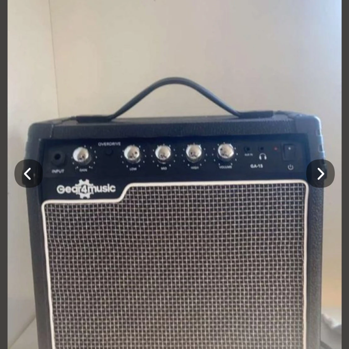 Elgitarr med pedal förstärkare och sladdar - 90