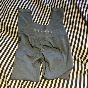 NYA relode scrunch tajts  - Helt nya scrunch tajts ifrån relode, gråa stl xs  Nypris: 699kr 