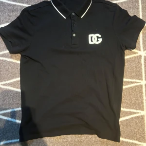 Dolce Gabbana piké  - Jätte bra skick den är som helt ny tröja, använd kankse 4 gånger 