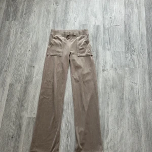 Juicy couture  - Säljer dessa juicy byxor då de aldrig kommer till användning. Max använd 3 gånger! Mycket fint skick, storlek xs
