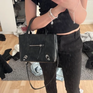 Väska  - Säljer den här super söta väskan i nyskick!! Den har flera fack och är jätte rymlig utan att se stor och klumpig ut. Man kan också ”fälla” ut den för att få ännu mer plats 250 kr+frakt☺️☺️