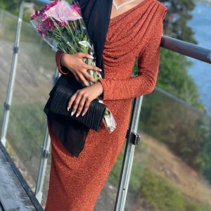 Orange glittrig klänning! -   Den här orange glittriga klänningen i storlek S är en riktig showstopper! Den har endast använts en gång och är redo att lysa upp vilken speciell tillställning som helst. Köpt den för 3500 och säljer för 1500. 