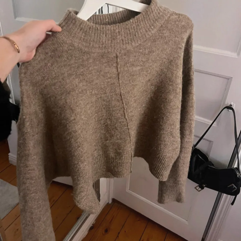 Säljer en supermysig beige stickad tröja från Gina Tricot i storlek XS. Den har en ribbad krage och långa ärmar, perfekt för höst och vinter. Tröjan är i bra skick och passar både till vardags och mysiga hemmakvällar.. Stickat.