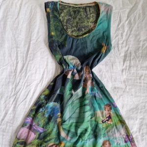 Psykadelisk klänning  - Unik bomullsklänning med färgglatt, psykadeliskt print 🌸 Ingen lapp med storlek eller märke, men passar mig som har S-M. Kan mycket väl vara vintage då den är ärvd! Pris kan självklart diskuteras. Hör gärna av er vid frågor!