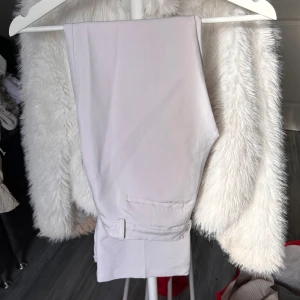 Vita kostymbyxor - Säljer dessa vita kostymbyxor, superfina och inga defekter🥰 Storlek 34 Pris kan diskuteras! 