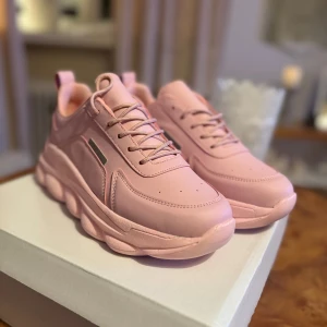 🌸NYA🌸 oanvända sneakers från Nelly - Helt nya chunky sneakers från Nelly. Normal i storleken (min fot mäter ca 24,5 cm). 