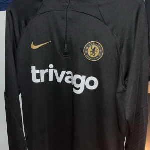 Chelsea långärmat - Knappt använd eftersom den inte passar så bra till min stil , använd Max fem gånger och den har inte några fläckar eller npgra slitningar als .