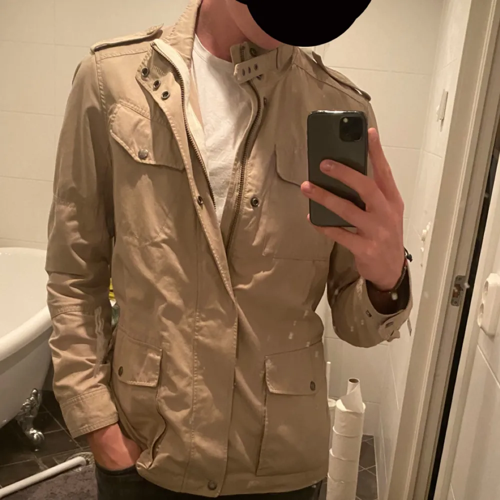 Säljer en svinsnygg beige jacka från Woolrich i storlek LARGE, Nypris 4500 kr. har använt den kanske 10 gånger men behöver sälja den då jag behöver pengar. Killen på bild 186 cm. Jackor.