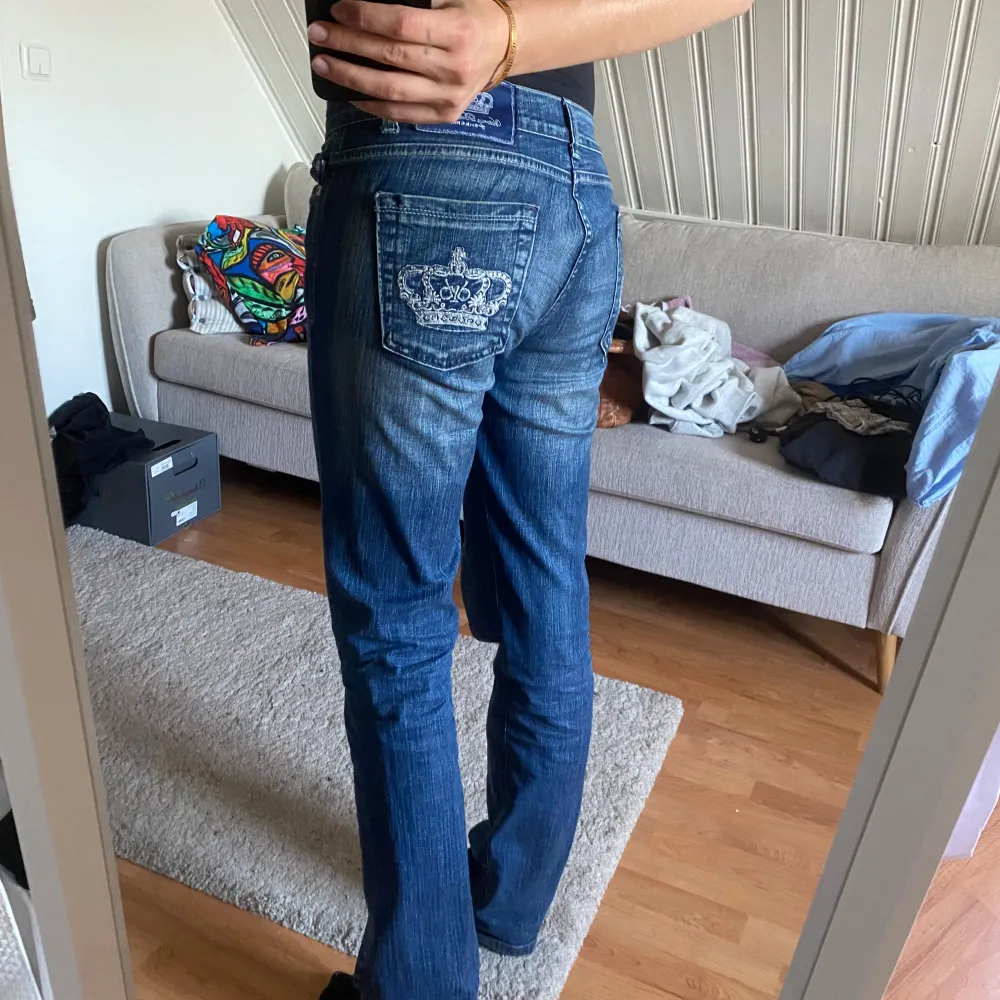 Jättefina jeans som tyvärr sitter lite konstigt på mig på vissa ställen. Väldigt bra skick och färgen är dröm!❤️‍🔥. Jeans & Byxor.