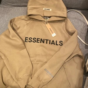 Essential hoodies - Säljer två essentials hoodies helt oanvända med lappen fortfarande på. Bägge två är i storlek S och är båda stora i storlek. Köp en för 1200 eller båda för 2400.