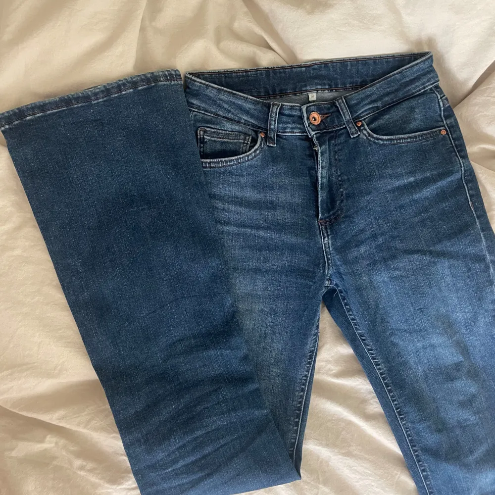 Säljer dessa högmidjade bootcut jeansen då de ej används längre! Bra skick och från Only.. Jeans & Byxor.