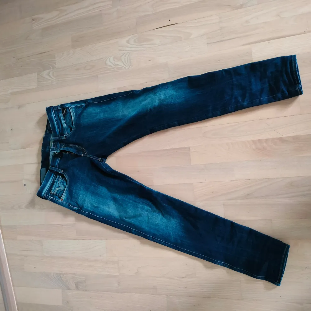 Ett par mörkblåa Replay anbass jeans som är nästintill nyskick. Skriv vid funderingar. Jeansen är 29 i midja och 32 i längd. Jeans & Byxor.