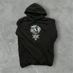 Adidas hoodie  - Mörkgrå hoodie ifrån Adidas i storlek S. Mycket fint skick och coolt tryck! Tveka inte på att ställa frågor♻️