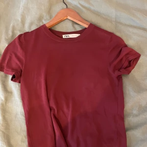 Röd t shirt  - Röd t shirt från zara, den är mörkare i verkligenheten. Tröjan är i strl S