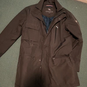 Snoot jacka  - Säljer en helt ny snoot jacka som är i färgen antrakci grå