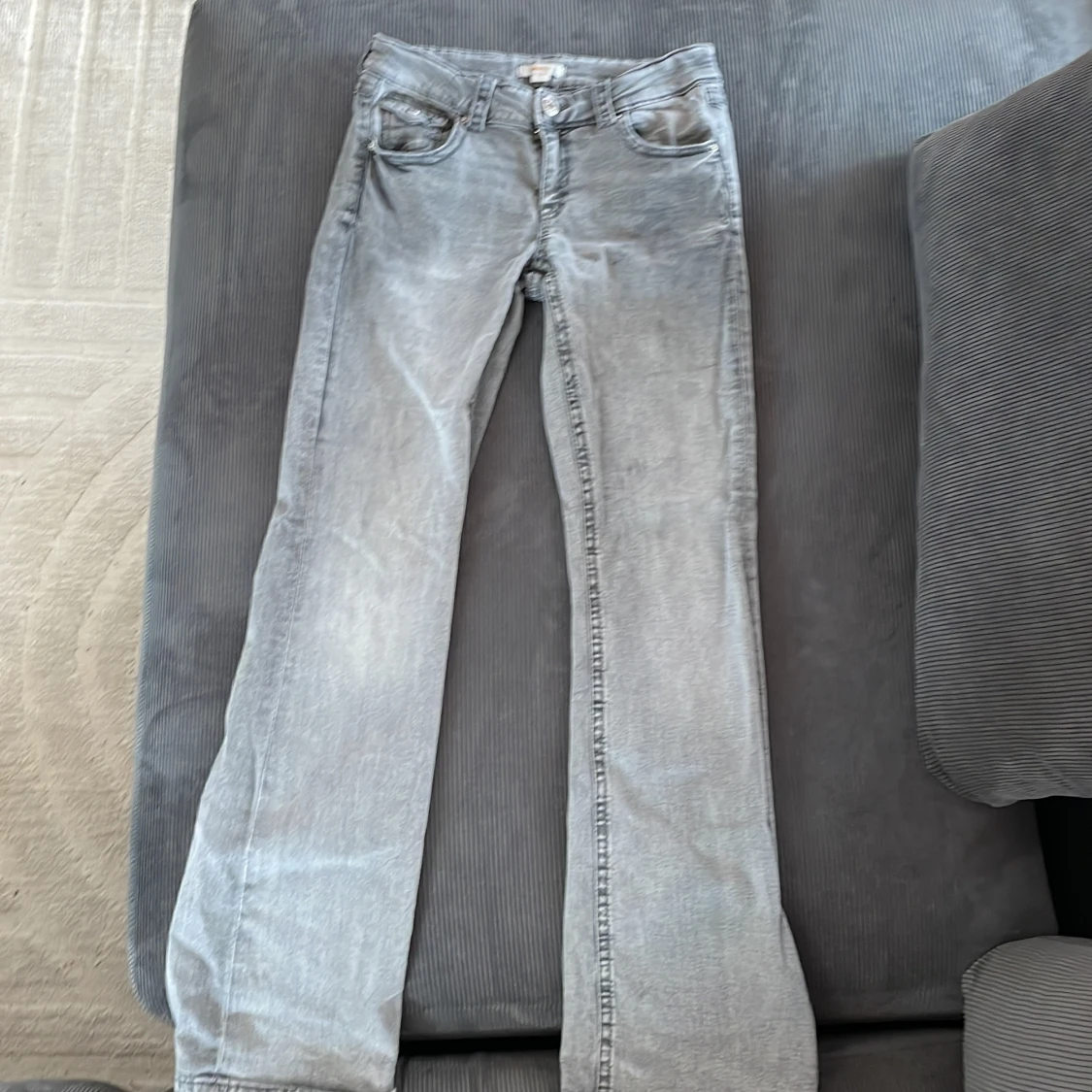 Utsvängda lågmidjage byxor från Gina Tricot - 91