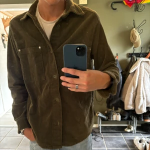 Olivgrön Overshirt - Säljer en overshirt från Only & Sons. Det är Manchester material som gör den ännu fetare. Knappt använd så den är alltså i mycket bra skick. Bara höra av sig vid funderingar:)