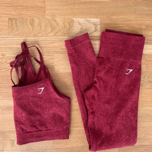 Träningsset Gymshark  - Vinrött träningsset från Gymshark. Använda ett fåtal gånger. Båda delarna i S.