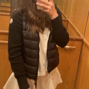 Super snygg moncler cardigan! - super fin moncler cardigan men har växt ur den. Kom privat för kvitto/äkthetsbevis eller fler frågor.