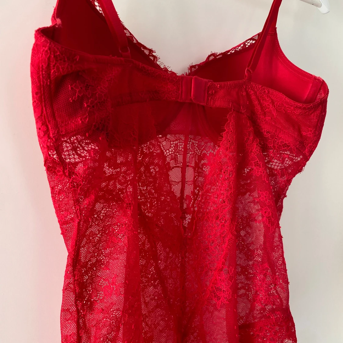 Röd spetsbody  - 92
