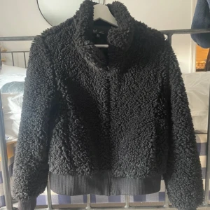Fluff jacka - Din fluffig jacka som är köpt på Plick🥰fint skick 🥰