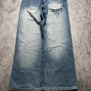 G unit  - Längd 113 cm  Ben öppning 25  Stygn på vänster ben som inte är med på bilderna. 