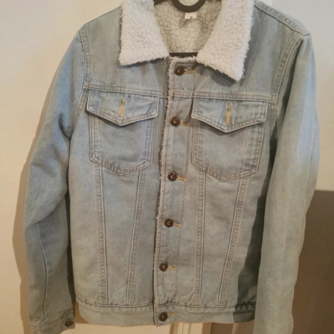 Ljusblå jeansjacka med teddyfoder