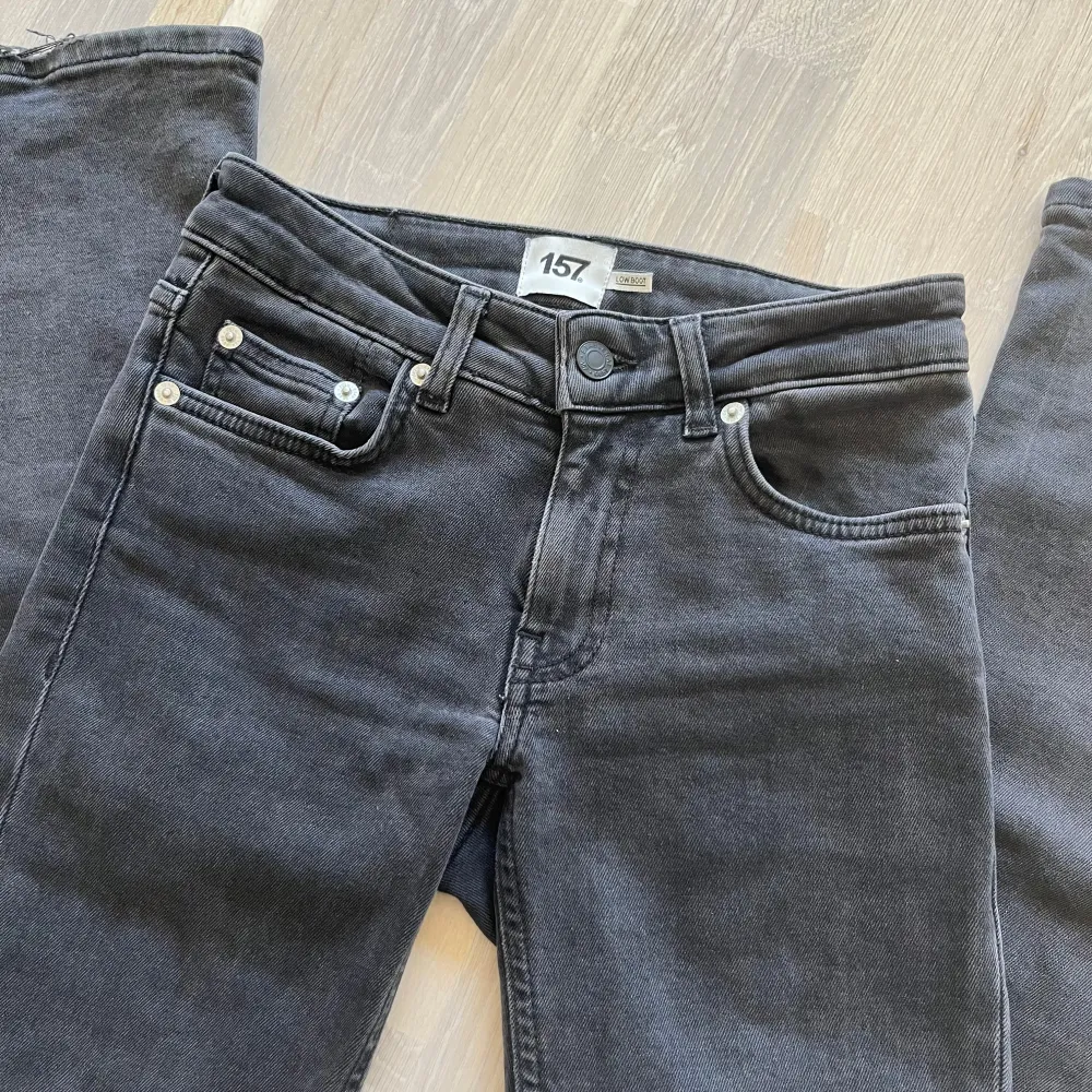 Mörkgrå Lågmidjade jeans i XXS short lenght. Lite upptrampade på ena benet (se bild)💕. Jeans & Byxor.