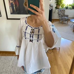Odd Molly blus - Jättefin Odd Molly blus som går att dra till där bak för extra fin siluett, jag är 170 cm och storlek S.