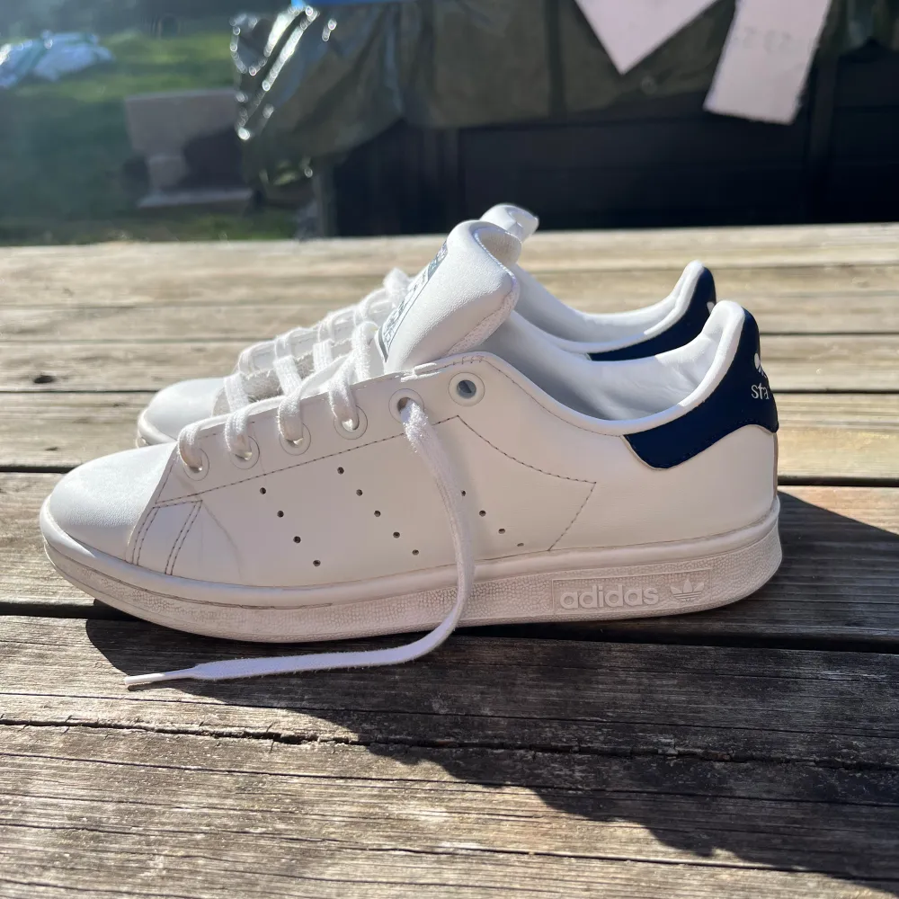 Adidas Stan Smith skor i storlek 37. Har inte andvänts mycket och är mycket noga rengjorda efter senaste andvändning. Skor.