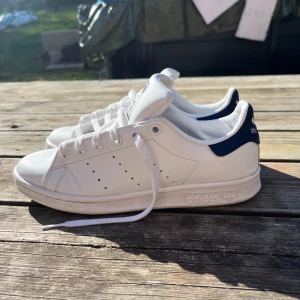 Adidas Stan Smith skor - Adidas Stan Smith skor i storlek 37. Har inte andvänts mycket och är mycket noga rengjorda efter senaste andvändning