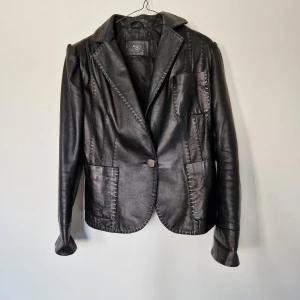 Läderjacka äkta läder - En läderjacka i fint skick från lyxmärket Punto Leather and Fur. Troligen från 90- tal till tidigt 2000 då det var innan punto enbart började sälja skräddarsydda plagg.