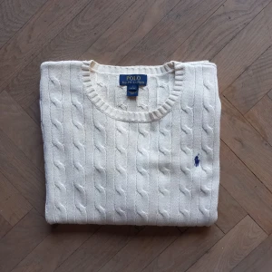 Vit stickad tröja från Polo Ralph Lauren - Säljer en snygg vit stickad tröja från Polo Ralph Lauren. Jätte fin tröja som är storlek xs men passar en S. Den är jätte mysig och varm och gör den perfekt för både höst och dom kallare månaderna,Supermysig och stilig. Pris kan diskuteras