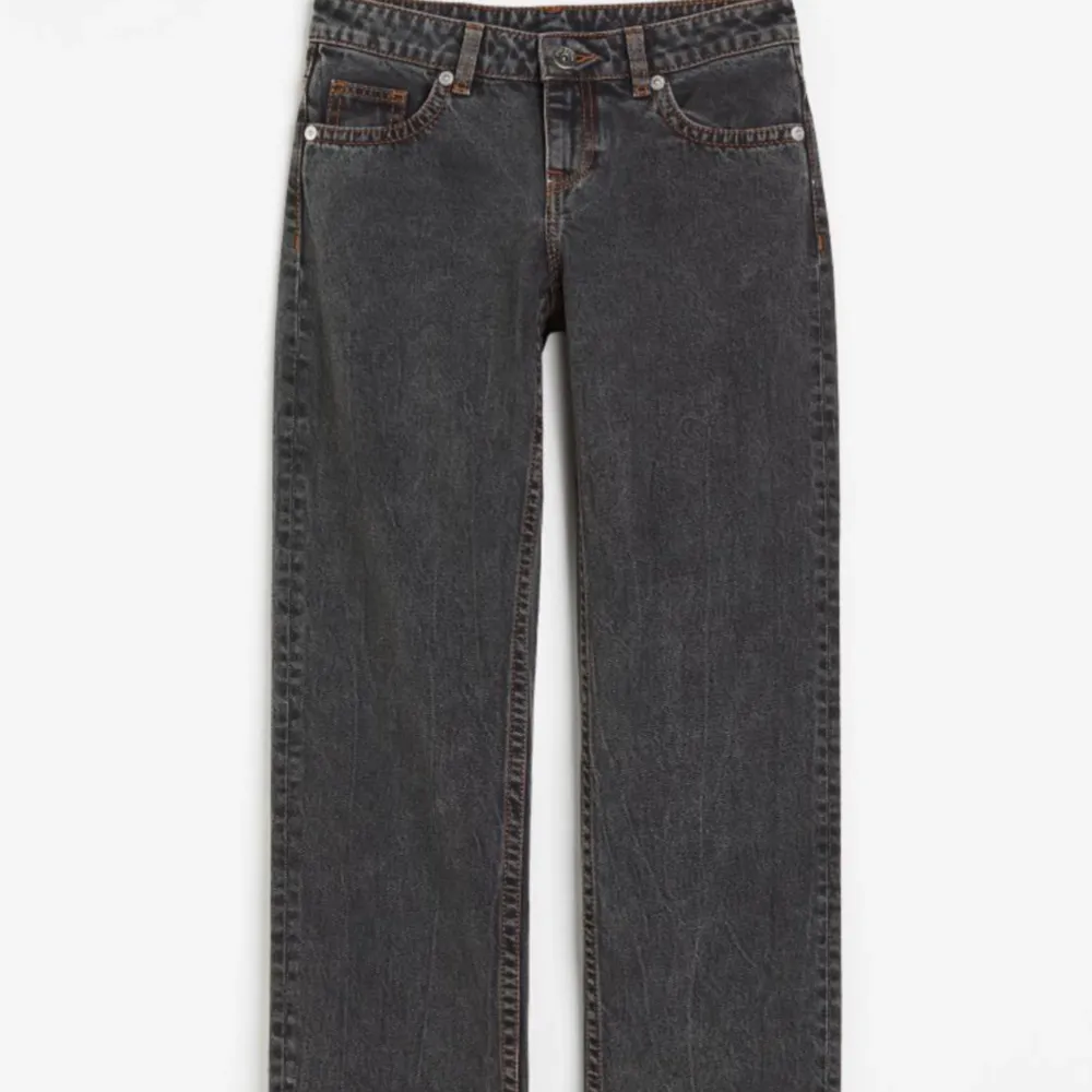 Hej säljer mina lågmidajade raka byxor. Den är inte använt så mycket. Och är från H&M , de sitter jätte snygga på.. Jeans & Byxor.