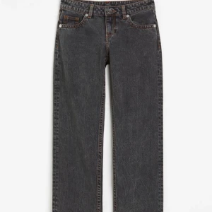 Lie Waits straight pants - Hej säljer mina lågmidajade raka byxor. Den är inte använt så mycket. Och är från H&M , de sitter jätte snygga på.