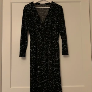 Prickig klänning från mango  - Storlek s