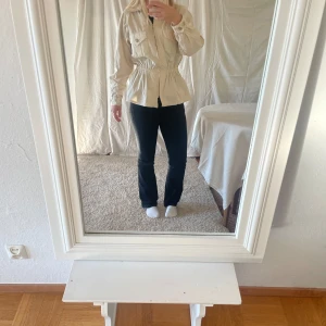 Beige vårjacka  - Jacka, bra skick, vintage och insydd i midjan