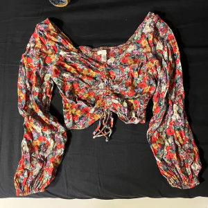 Färgglad blus - En jättefin färgglad kort blus från H&M skriv om ni har några frågor