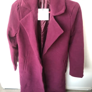 Kappa - Supersnygg kappa i storlek 34 passar 36 med. Färgen Lila-vinröd