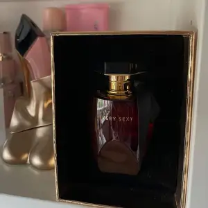 Oanvänd Victoria secret parfym ”very sexy” i 50 ml. Perfekt kvällsparfym, noterna finns på sista bilden. Säljs inte i butik i Sverige. Nypris: ca 700 kr. skriv vid frågor, annars klicka gärna på ’köp nu’🐆