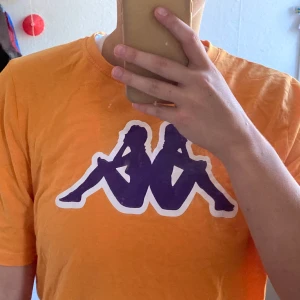 Kappa t-shirt  - Köpt second hand men inte använt så mycket. I bra skick :) Storlek S  (Skrynklig på bilden men tvättar och stryker såklart innan jag skickar den)