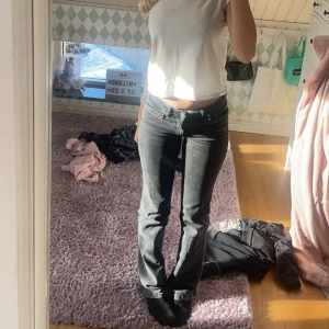 Svarta jeans - Säljer mina svarta jeans med fickor med knappar i bak. Strl xs, tall. Passar mig som är typ 168cm🫶🏼