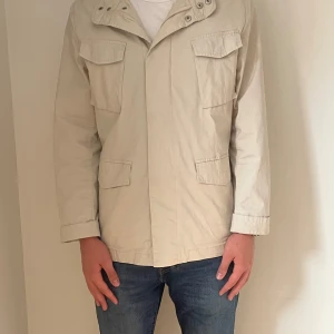John Henric Fieldjacket  - Säljer min feta fieldjacket från John Henric! Skickat 8/10 inga defekter bara att den inte är helt ny ✅. Storlek M passar perfekt om du är runt 183! Vid funderingar hör av dig och är intresserad av byten ✅✅