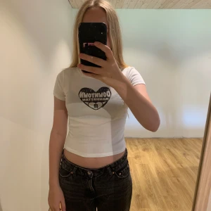 T-Shirt med tryck - Vit T-Shirt med tryck, använd fåtal gånger