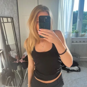 svart linne - Svart linne med snygg knytning. Aldrig använt.