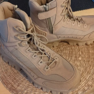 Super snygga vinter kängor - Jättefina höst/vinter kängor. Använda 1 gång. Enda problemt är att ena fästet till dragkedjan är trasigt (se bild) men är man finurlig och kan komma på en ny lösning så har du ett toppen par skor till en rimlig peng.