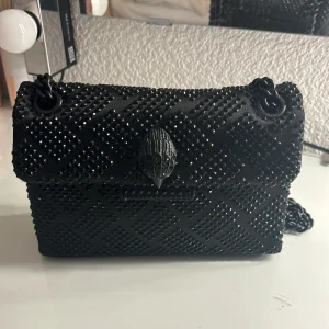Kurt geiger väska  - Jätte fin Kurt geiger väska som inte går att köpa längre, inga defekter förutom att färgen har skrapats på knappen men syns inte, den är nästan aldrig använd en ❤️köptes för 3000kr